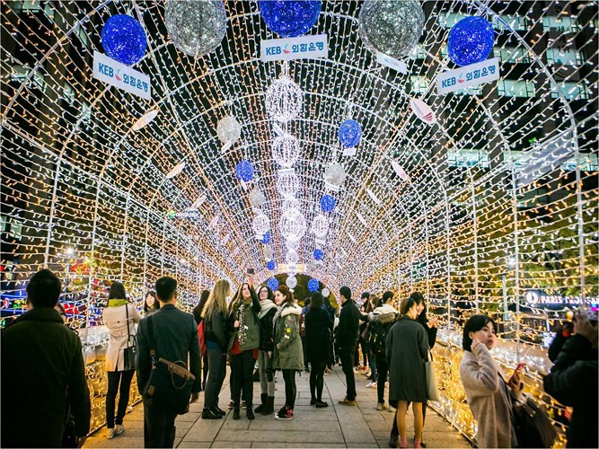 Vào mùa đông, lễ hội đèn lồng Seoul sẽ diễn ra tại trung tâm thành phố. Năm nay, kỷ niệm 10 năm của lễ hội đèn lồng Seoul, hứa hẹn nhiều sự kiện đặc biệt sẽ diễn ra ở đây.