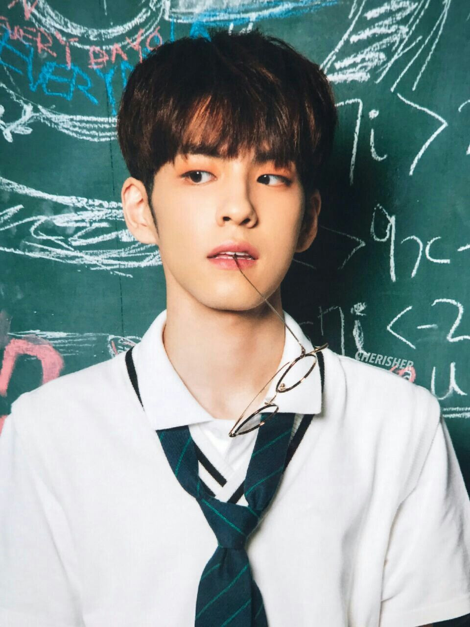 Wonpil thành viên nhóm DAY6 không chỉ cao lớn mà còn sở hữu gương mặt đầy nam tính.