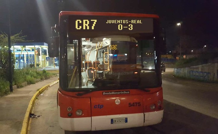 Tỷ số thua cuộc của Juventus được "nhắc lại" trên một chuyến xe bus của Napoli.