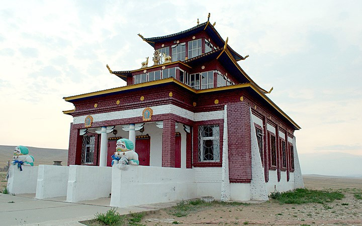 Được xây từ năm 1825, Thiền viện Atsagatsky (trước kia là Thiền viện Kurbinsky), nằm ở làng Naryn-Atsagat, nước Cộng hòa Buryatia.