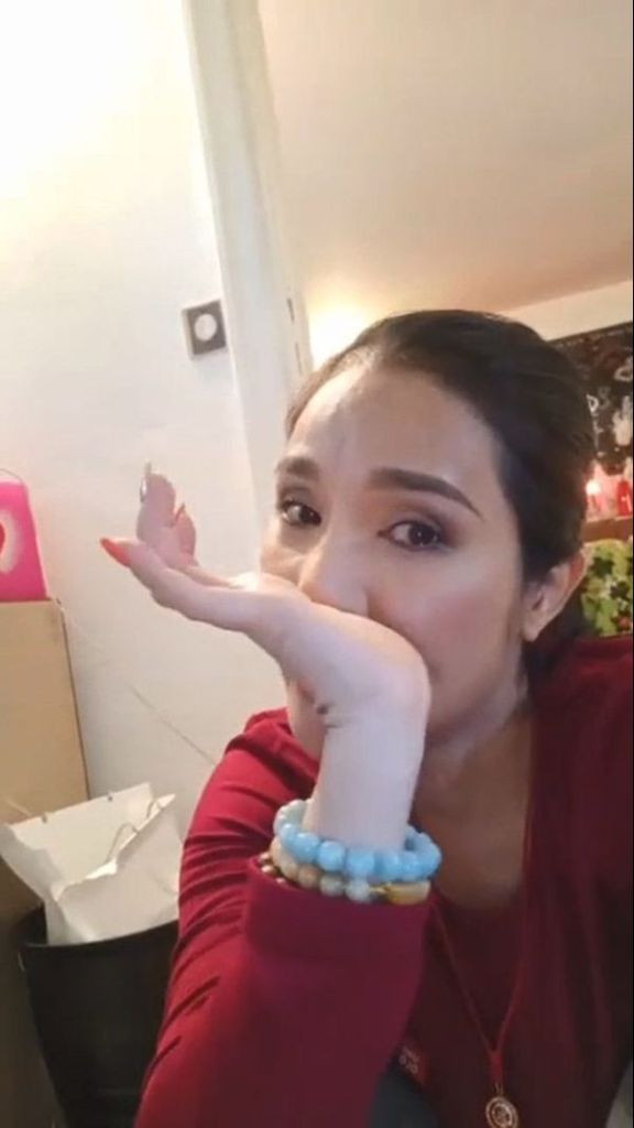 MC Cát Tường bật khóc chia sẻ trên livestream.