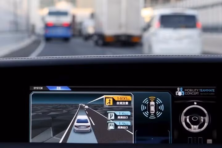 Màn hình trên ô tô tự hành của hãng Toyota khi xe đi theo chế độ tự động trên đường cao tốc ở Tokyo.