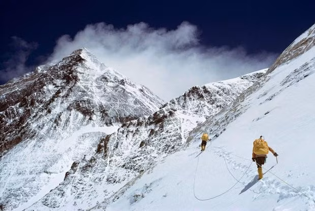 Núi Everest trở thành niềm đam mê chinh phục của nhà leo núi.