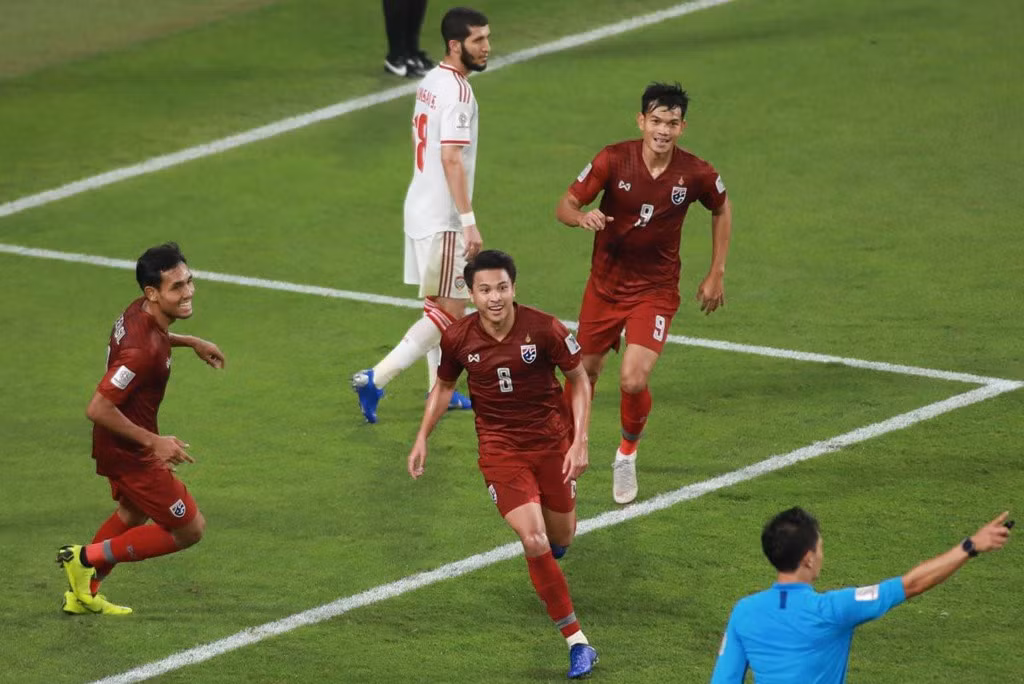 Thitipan ghi bàn giúp Thái Lan vượt qua vòng bảng Asian Cup 2019 dù thua 1-4 trước Ấn Độ trong trận ra quân. Ảnh: AFC.