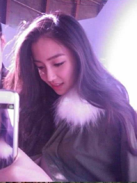 Angela Baby cũng là cô gái đẹp bất chấp mọi thể loại máy ảnh.