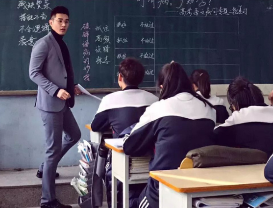 Hình ảnh về thầy giáo "soái ca" đang gây "bão" mạng xã hội xứ Trung.