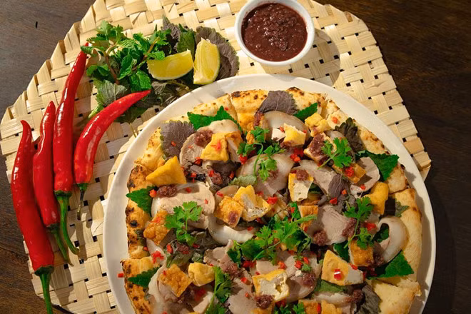 Hình ảnh chiếc pizza bún đậu mắm tôm trên thực đơn của nhà hàng. Ảnh: P4P.