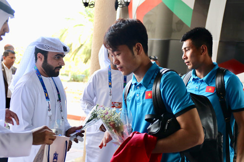 Các cầu thủ đều lập tức thấy khá thoải mái, nhất là khi họ đã khá mệt sau 2 trận đầu tiên và gần 3 tháng trời tập huấn, thi đấu liên tục. Ảnh: NGỌC LINH.