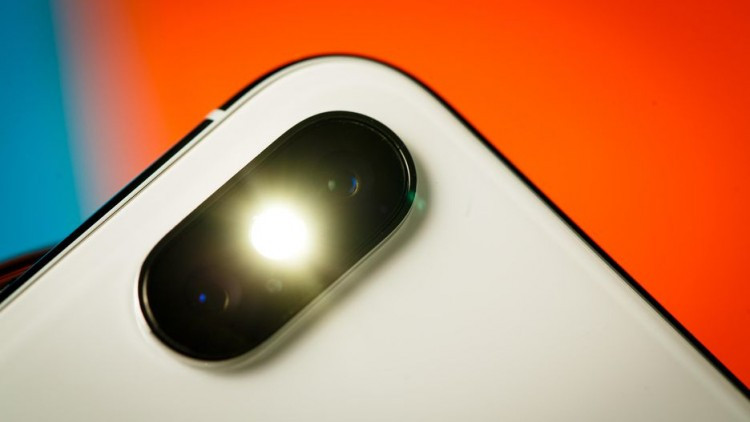 iPhone X (2017): iPhone X là iPhone đánh dấu 10 năm iPhone với diện mạo hoàn toàn mới.