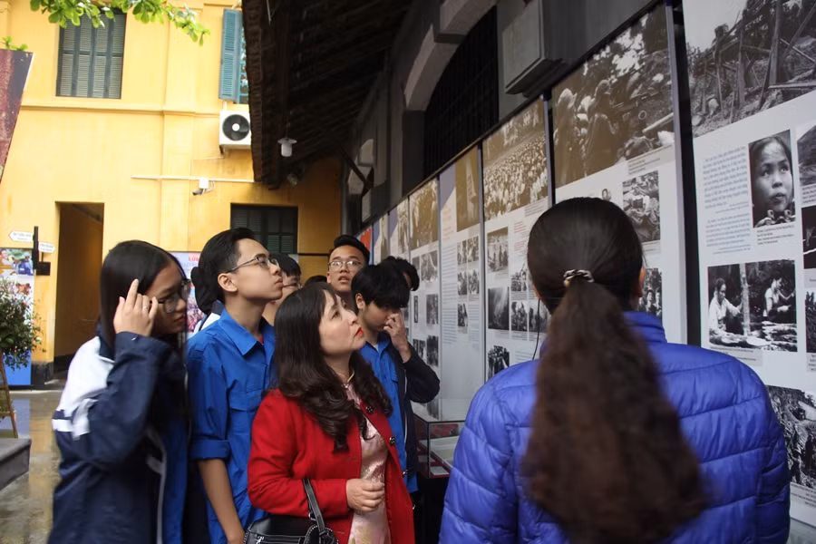 Sau buổi kết nạp, các bạn học sinh cùng nhau tham quan Nhà tù Hỏa Lò và tìm hiểu sâu hơn về những người chiến sĩ cộng sản khi xưa.