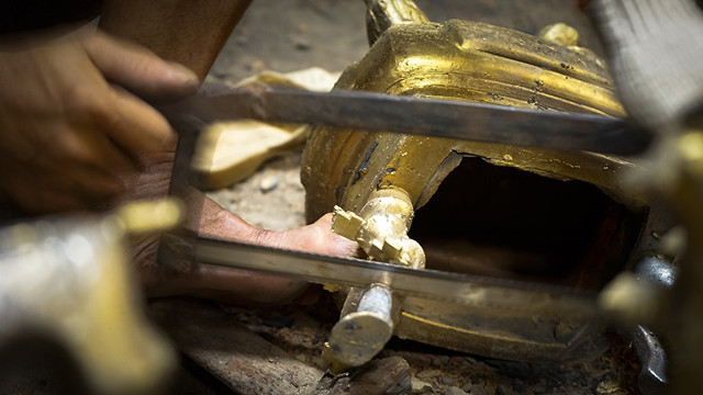 Khi đã mở khuôn, lư đồng được cắt gọt đi những chi tiết thừa