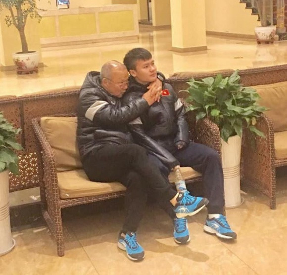 HLV Park Hang Seo rất hay thể hiện tình cảm với học trò.