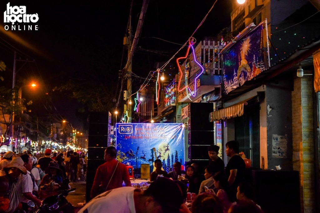 Nhiều gia đình còn dựng sân khấu ca hát tới tận nửa đêm.