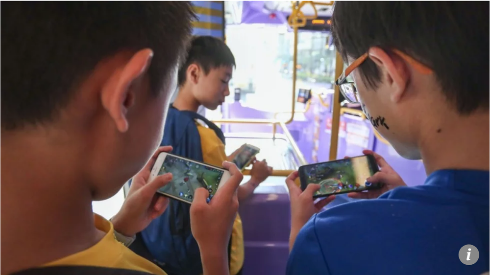 Bắt gặp học sinh chơi điện thoại trong giờ ăn trưa, cô giáo đã tịch thu điện thoại của em này. (Ảnh minh họa)