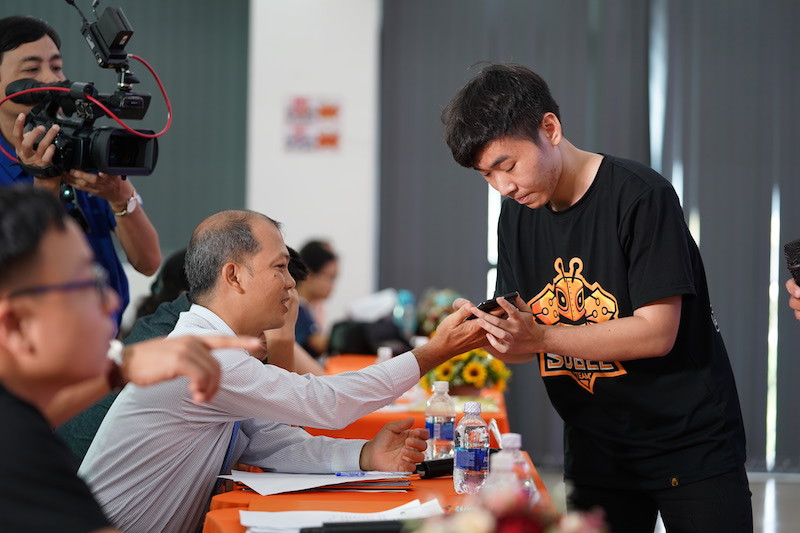 Sinh viên FPT Edu thực hiện phần demo sản phẩm và trả lời các câu hỏi phản biện của Hội đồng Giám khảo.