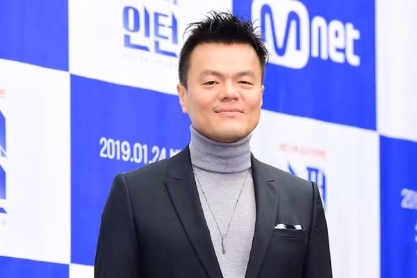 Park Jin Young luôn được biết đến với hình ảnh vị chủ tịch thân thiện, tâm lý với gà nhà.