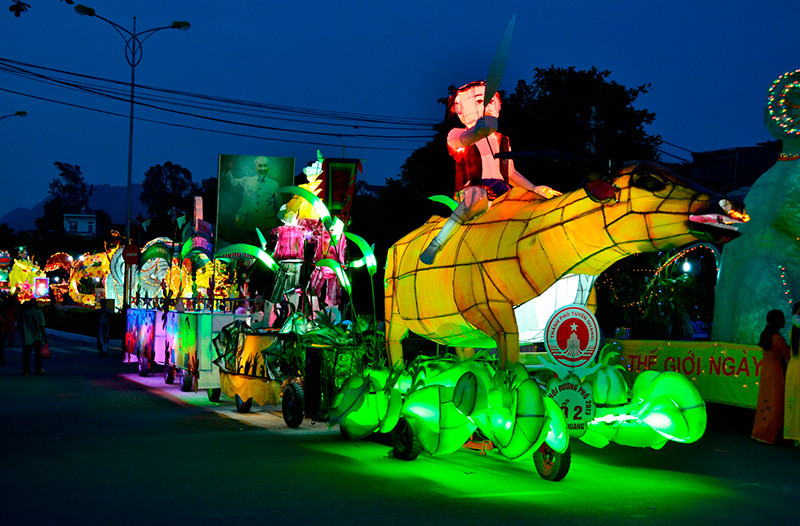 Hình ảnh rước đèn khổng lồ tại Tuyên Quang dịp Trung thu.