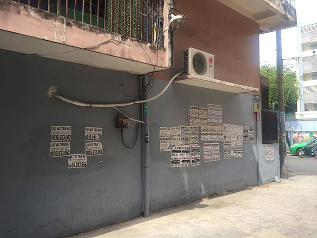 Những biển quảng cáo bôi bẩn các ngõ phố...