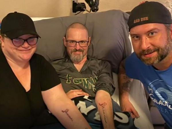 Ông Dave McAdams (giữa) vẫn lạc quan khi chống chọi với bệnh tật.