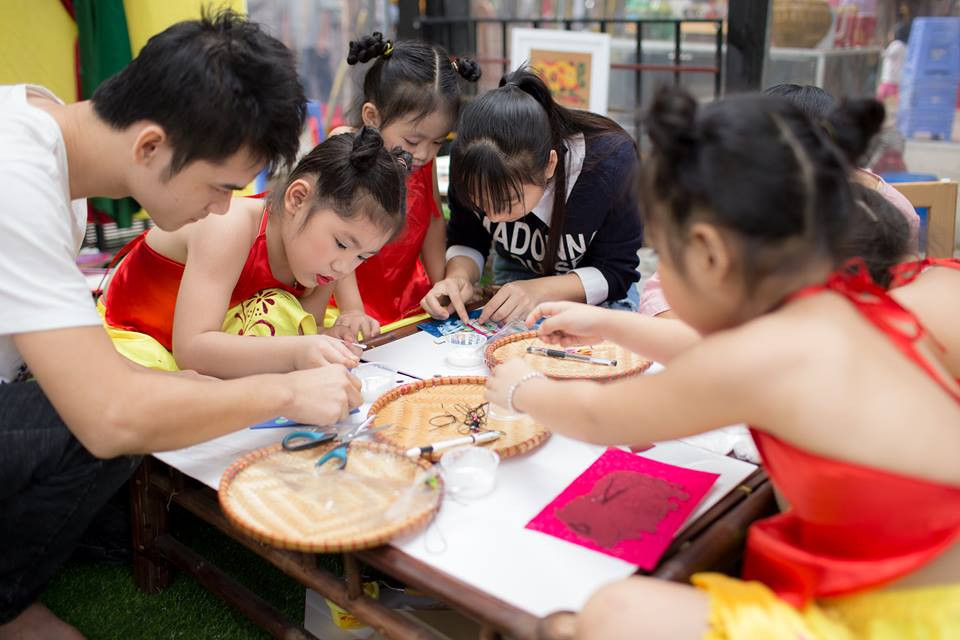 Trải nghiệm thêu tranh lụa.