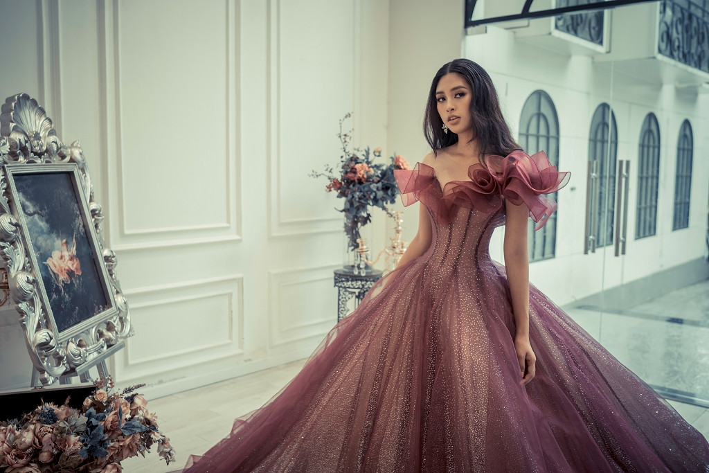 Người đẹp bỗng hoá thành cô công chúa bước ra từ khu vườn cổ tích.