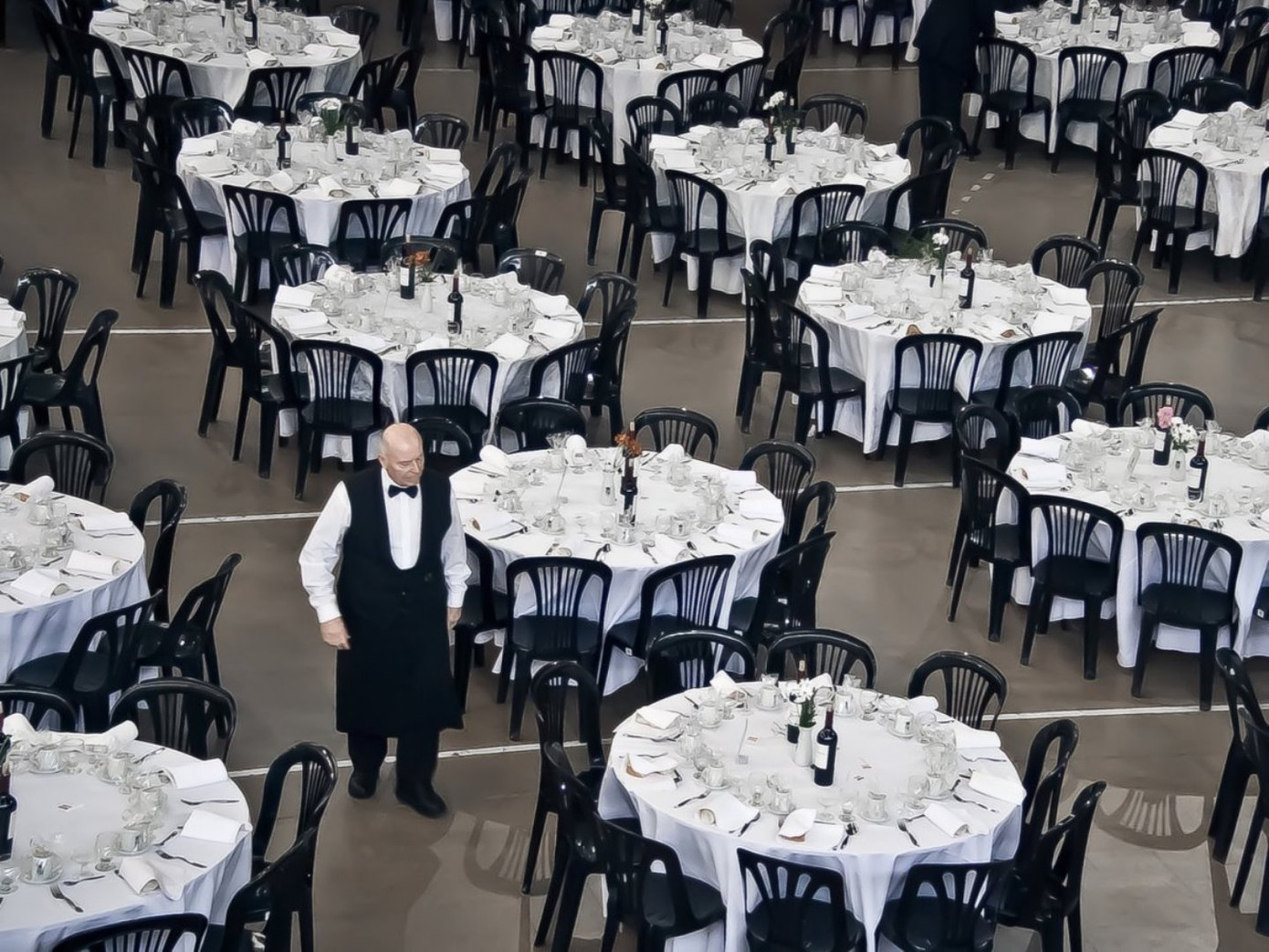 Với diện tích rộng 213 m2, phòng tiệc này đủ rộng cho 150 khách ở tiệc tối truyền thống hoặc 200 người ở tiện tối hiện đại, như tiệc đứng cocktail. Được biết, một mặt tường lớn còn được dành để làm thành cả một hốc lò sưởi trang trọng hơn 2m, trong khi mặt hướng khác thì được đặt một màn hình có độ dài hơn 7m lên đó.