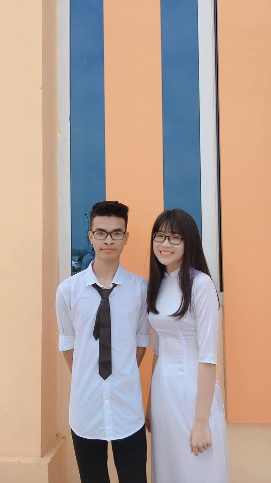 Vũ Hoàng Long - Trường THPT Chuyên Nguyễn Tất Thành (bên trái). Vũ Hoàng Long - Trường THPT Chuyên Nguyễn Tất Thành (bên trái).