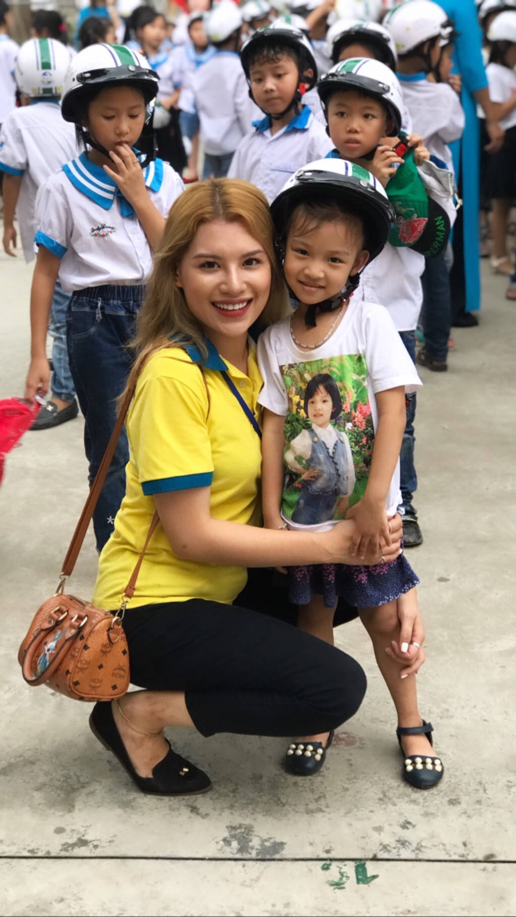 Các anh chị sinh viên và cả những bạn nhỏ trường Xuân Quan đều rất vui mừng, háo hức khi tham gia chương trình ý nghĩa này. Các anh chị sinh viên và cả những bạn nhỏ trường Xuân Quan đều rất vui mừng, háo hức khi tham gia chương trình ý nghĩa này.