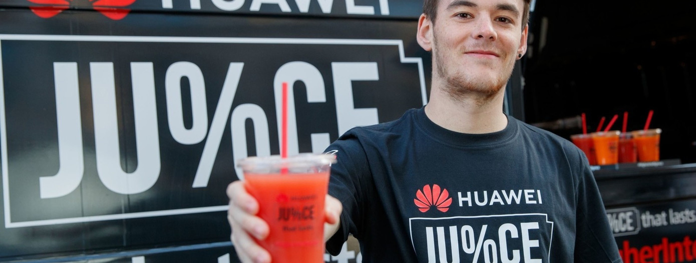 Tại flagship store của Apple ở London, Huawei đem đến một quầy nước ép di động với các loại nước ép "không táo".