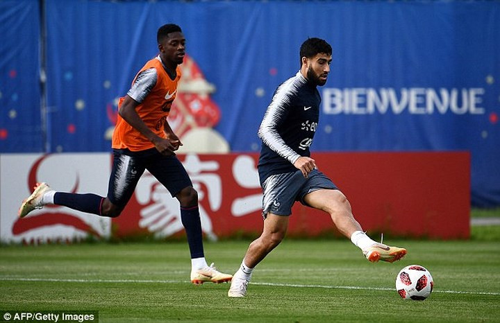 Cầu thủ Nabil Fekir (phải) thực hiện động tác chuyền bóng trong khi Dembele (trái) đang cố gắng chạy theo.