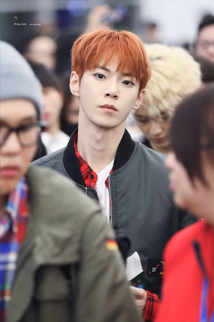 Mái tóc cam đã giúp khuôn mặt Doyoung (NCT) sáng bừng.