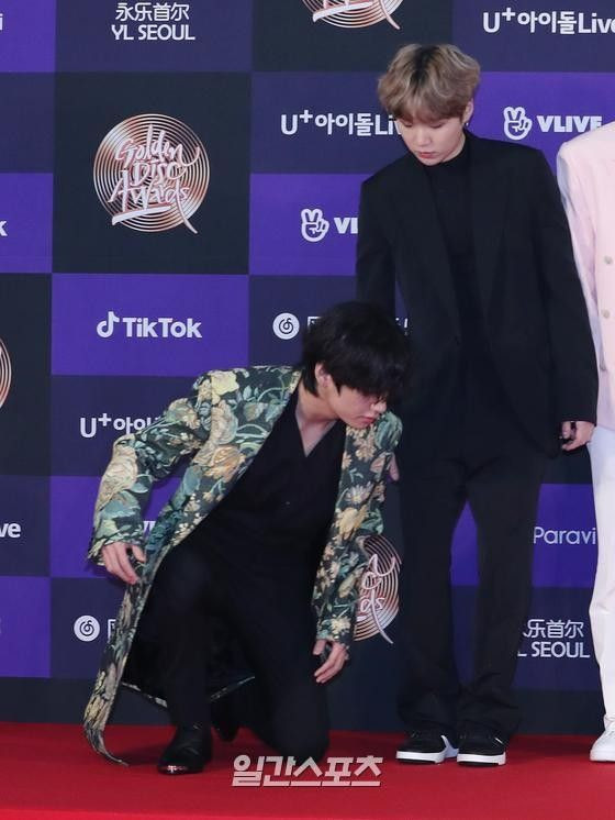 Đã có nhiều nghệ sĩ vấp ngã trong lễ trao giải nhưng thường là khi đang di chuyển. Còn V thì bỗng dưng té ngã khi đang đứng tạo dáng cùng BTS trên thảm đỏ.