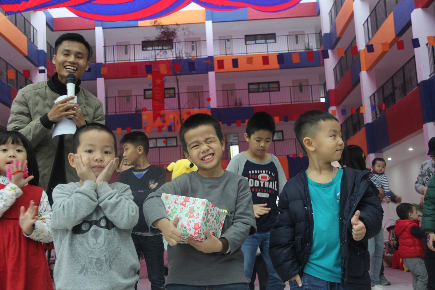 Tween đều rất vui và háo hức khi được tham gia các hoạt động trải nghiệm phiên chợ Tết truyền thống.