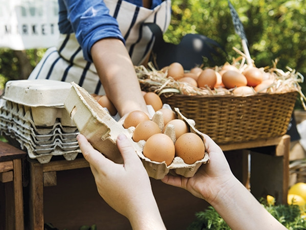 Người phụ nữ cho rằng, mình vừa mua được trứng giá hời, vừa thực hiện một hành động tử tế.