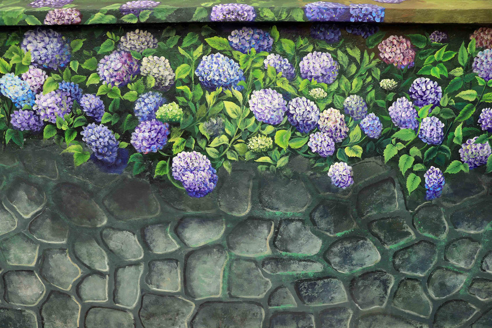 Những cánh đồng hoa phủ kín các bức tường tạo cho chợ hoa Hồ Thị Kỷ một diện mạo mới ẢNH: LAM NGỌC