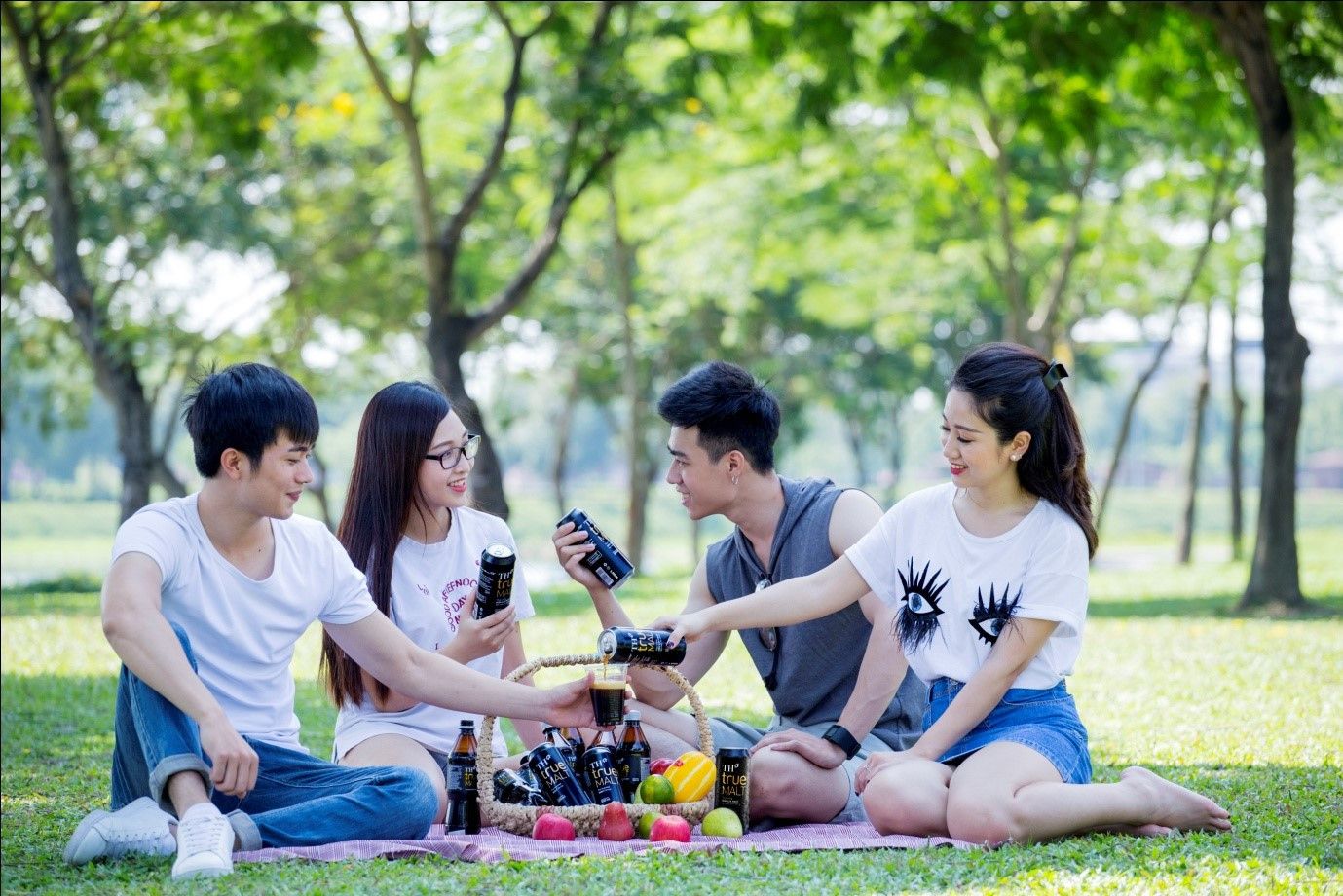 TH true MALT - thức uống giải khát lý tưởng cho những buổi vui chơi dã ngoại.