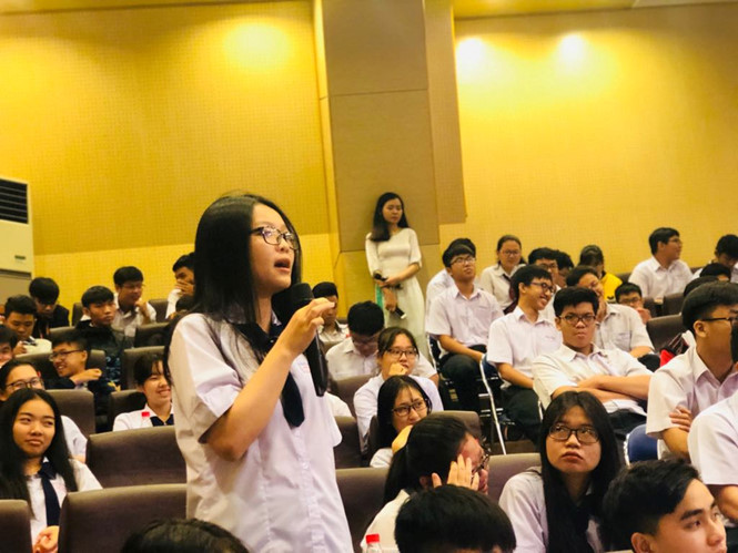 Học sinh đặt câu hỏi tại tọa đàm Cung ứng thông tin dự báo thị trường lao động và tư vấn hướng nghiệp phục vụ tuyển sinh 2019 tại Trường ĐH Sư phạm TP.HCM sáng 30.11. Ảnh: HÀ ÁNH.