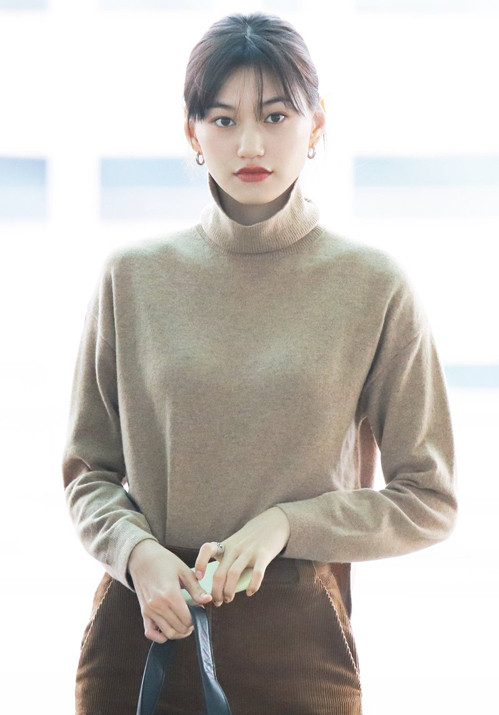 Do Yeon (Weki Meki) cũng không cầu kỳ layer, phụ kiện khi mặc áo cổ lọ. Tuy nhiên, bộ cánh tông nâu này của cô vẫn được khen đẹp mắt.