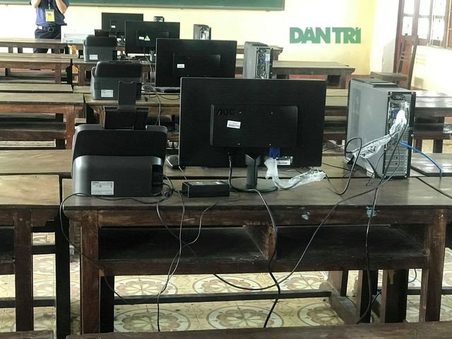 Hệ thống máy móc sẽ dùng để chấm thi trắc nghiệm tại một hội đồng thi. Ảnh: M. Hà.