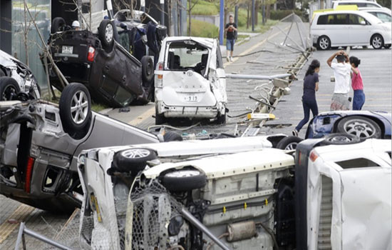 Những chiếc xe bị phá hủy nằm la liệt.