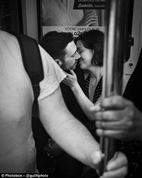 Một cặp tình nhân trên tàu điện ngầm ở Paris, Pháp.