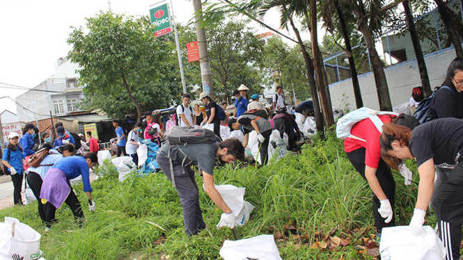 Hàng trăm bạn trẻ tham gia chương trình “Làm sạch thế giới 2018”. Ảnh :TẤN HIỆP.