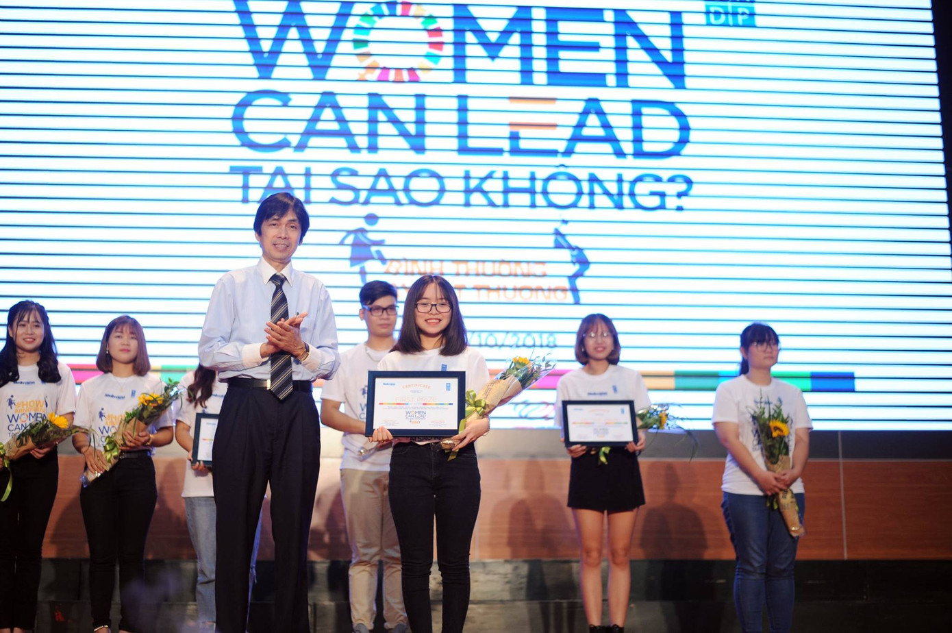 Nhà báo Nguyễn Huy Lộc - Tổng Biên tập báo Sinh Viên Việt Nam trao giải cho đội chiến thắng.