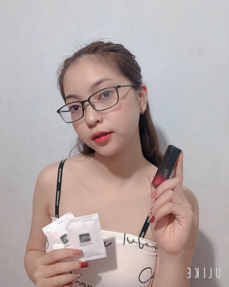 Nhật Lê thường chia sẻ những món hàng quảng cáo trên trang cá nhân.