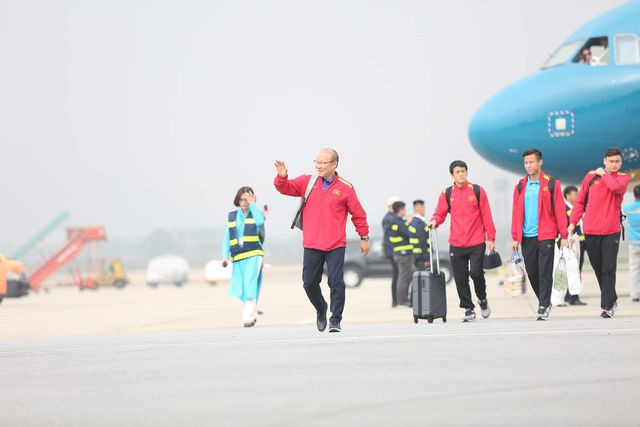 HLV Park Hang Seo vẫy tay chào người hâm mộ.