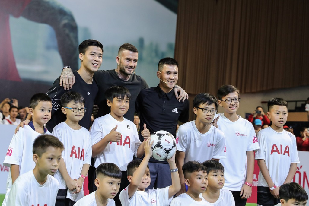 Bên cạnh việc gặp gỡ cựu siêu sao bóng đá David Beckham, người hâm mộ còn có cơ hội gặp những người nổi tiếng khác như tuyển thủ U23 Việt Nam Duy Mạnh, cựu danh thủ Lê Công Vinh.