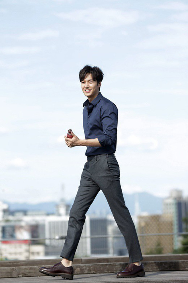 Mặt đẹp, dáng cao, chân dài trắng bóc, Lee Min Ho đúng là mỹ nam trong truyền thuyết rồi.