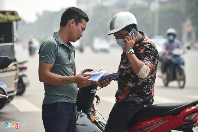 Dân phe hét giá vé cận kề ngày diễn ra trận đấu. Ảnh: Duy Hiệu.