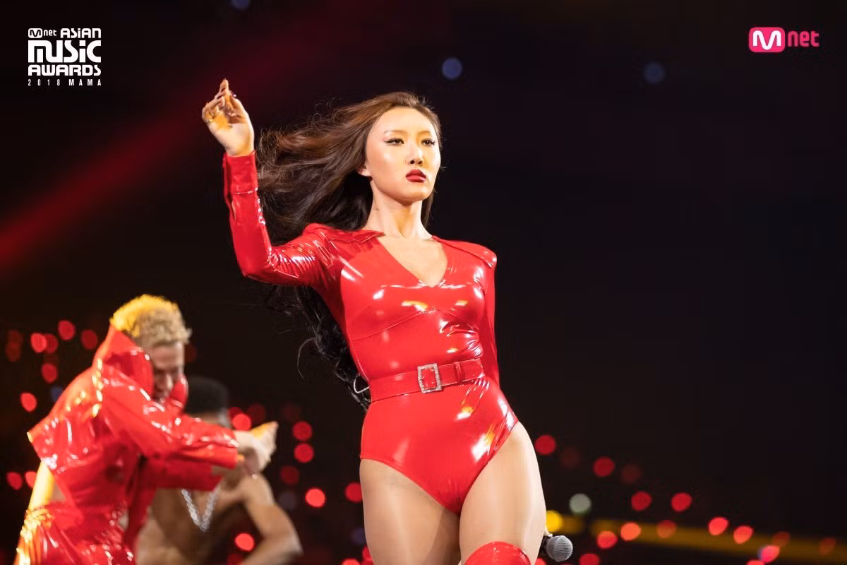 Hwasa đã dẫn đầu bảng xếp hạng nhờ trang phục táo bạo ở MAMA 2018.