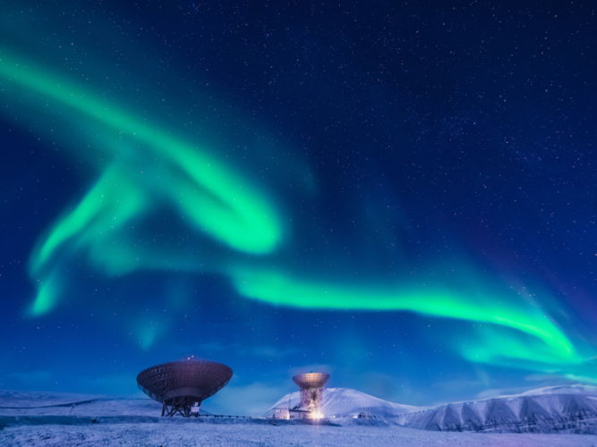 Trong 4 tháng không có mặt trời, Longyearbyen là nơi tuyệt nhất trên thế giới để ngắm Bắc Cực quang.